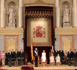 Los Reyes, la Princesa de Asturias y la Infanta Doña Sofía, con los titulares de los Poderes del Estado y los miembros de las Mesas de las Cámaras